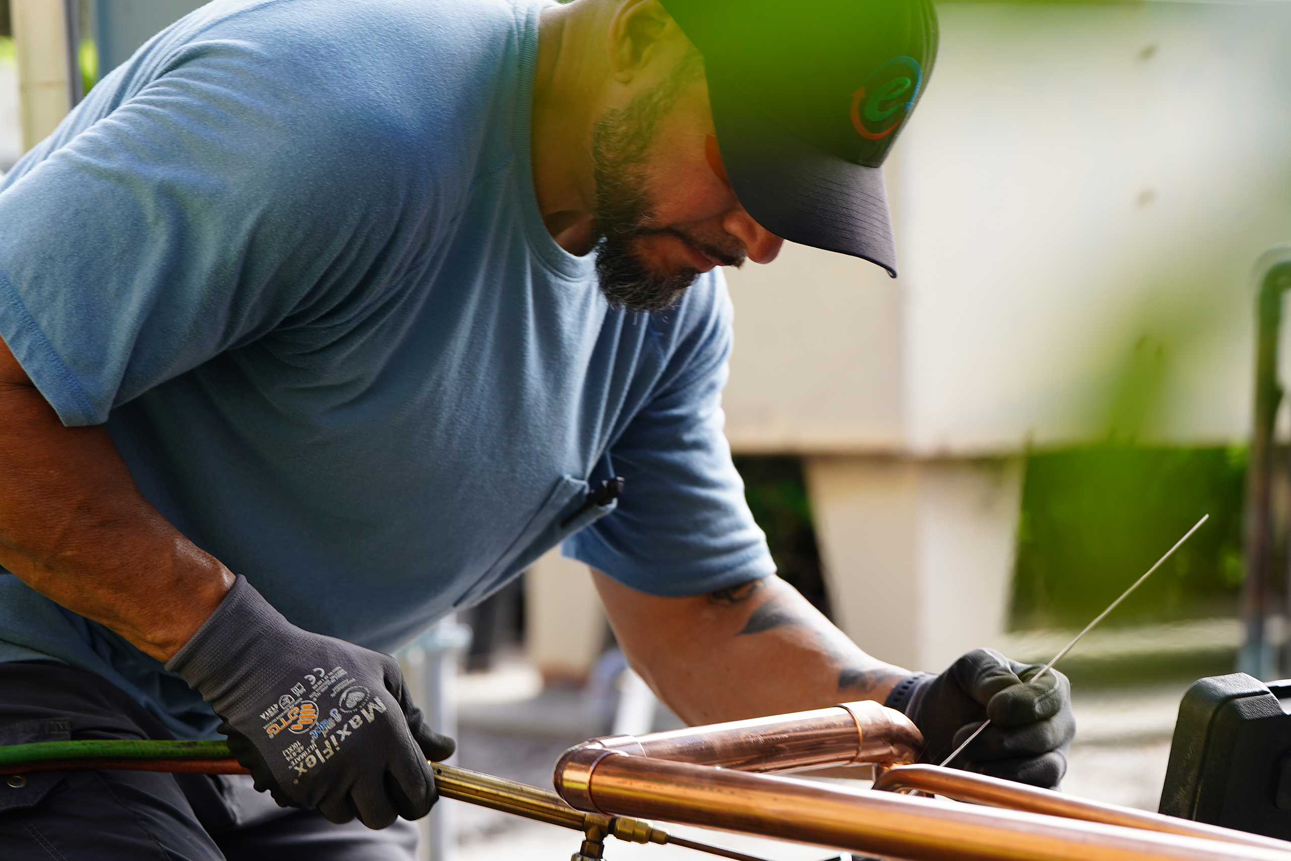 1u An Efficient Air HVAC Technician Installs A Commercial-Grade System.